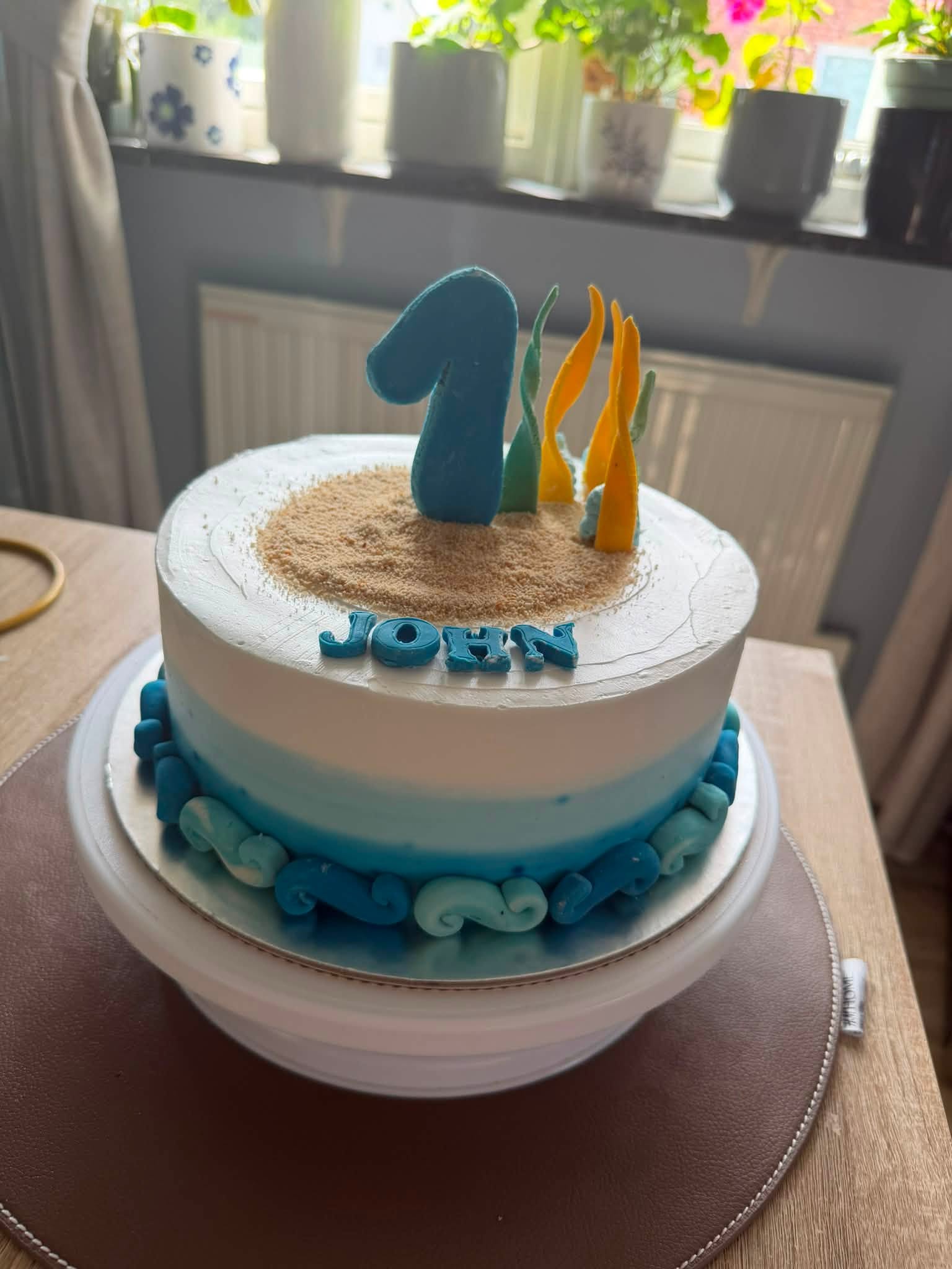 John 1 år. Två smaker och två färger.